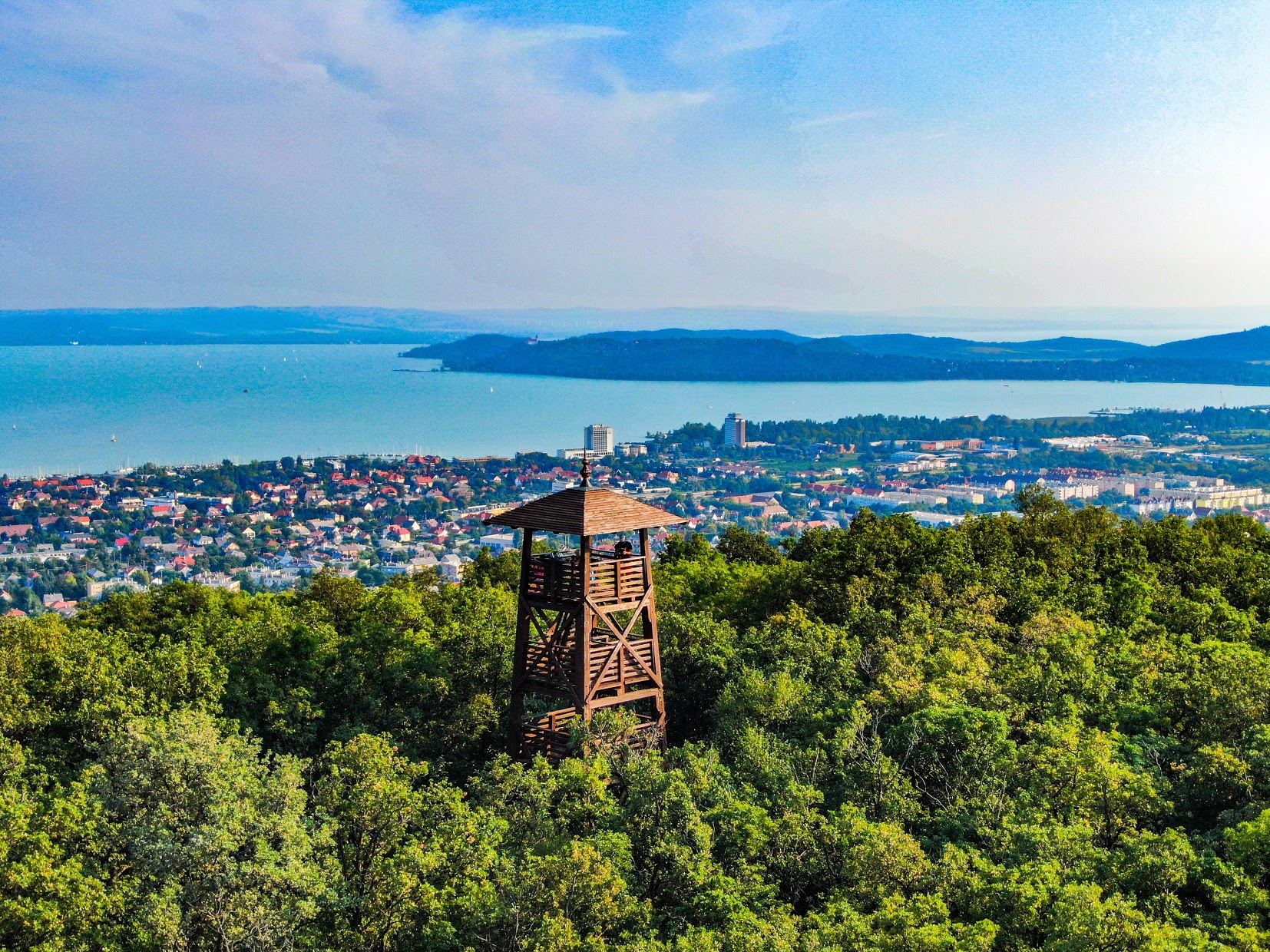 Kvízjáték - Mennyire ismered Balatonfüredet? - 5. kérdés: Hogy hívják a képen látható füredi kilátót? - Csere-hegyi kilátó, Őrtorony kilátó, Jókai-kilátó, Lóczy kilátó