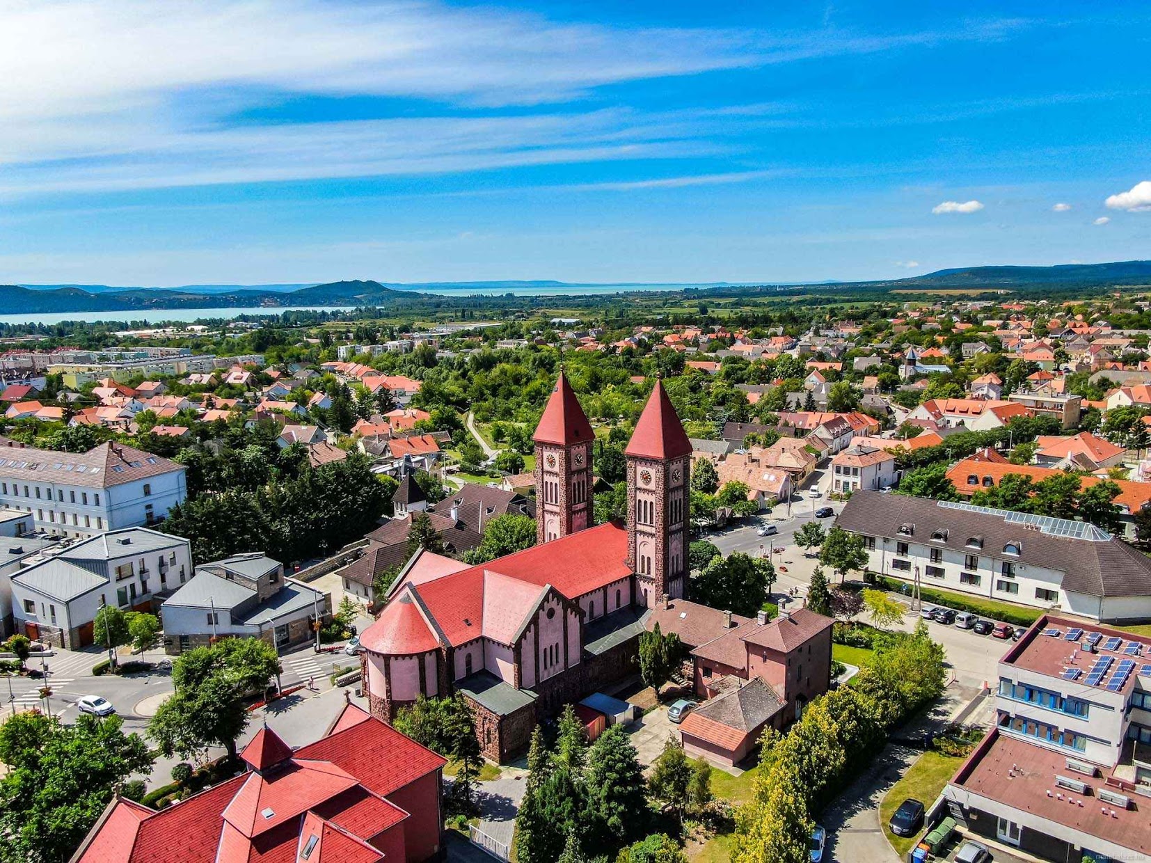 Kvízjáték - Mennyire ismered Balatonfüredet? - 4. kérdés: Melyik templom van a képen? - Krisztus király plébániatemplom, Fehér templom, Kerek templom, Tihanyi Apátság
