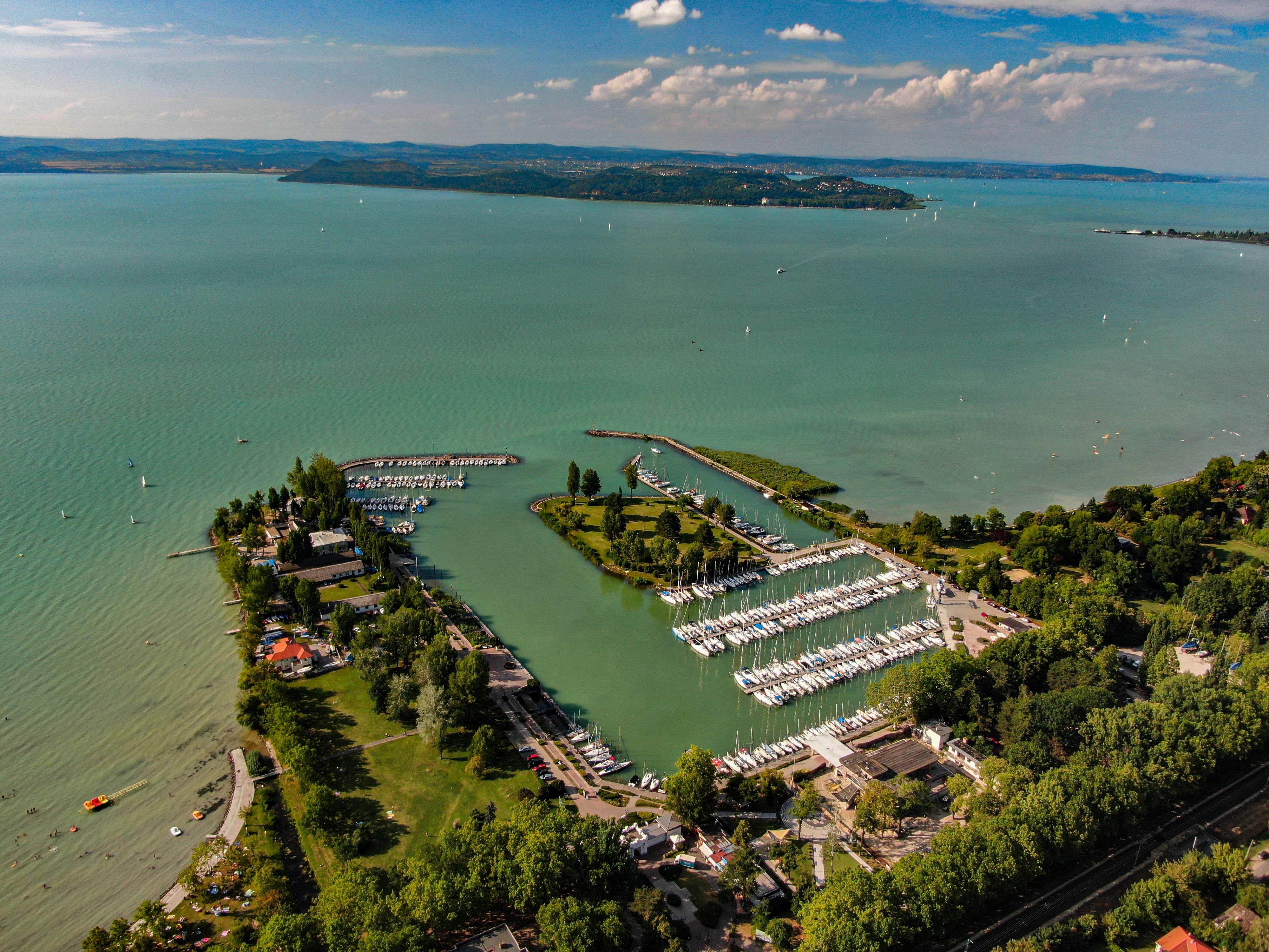 Kvízjáték - Ismerd fel! Balatoni települések - 6. kérdés: Tudtad, hogy van egy sziget a Balatonon? Ez látható a képen. Melyik településen taláható? - Tihany, Siófok, Balatonföldvár, Balatonfőkajár