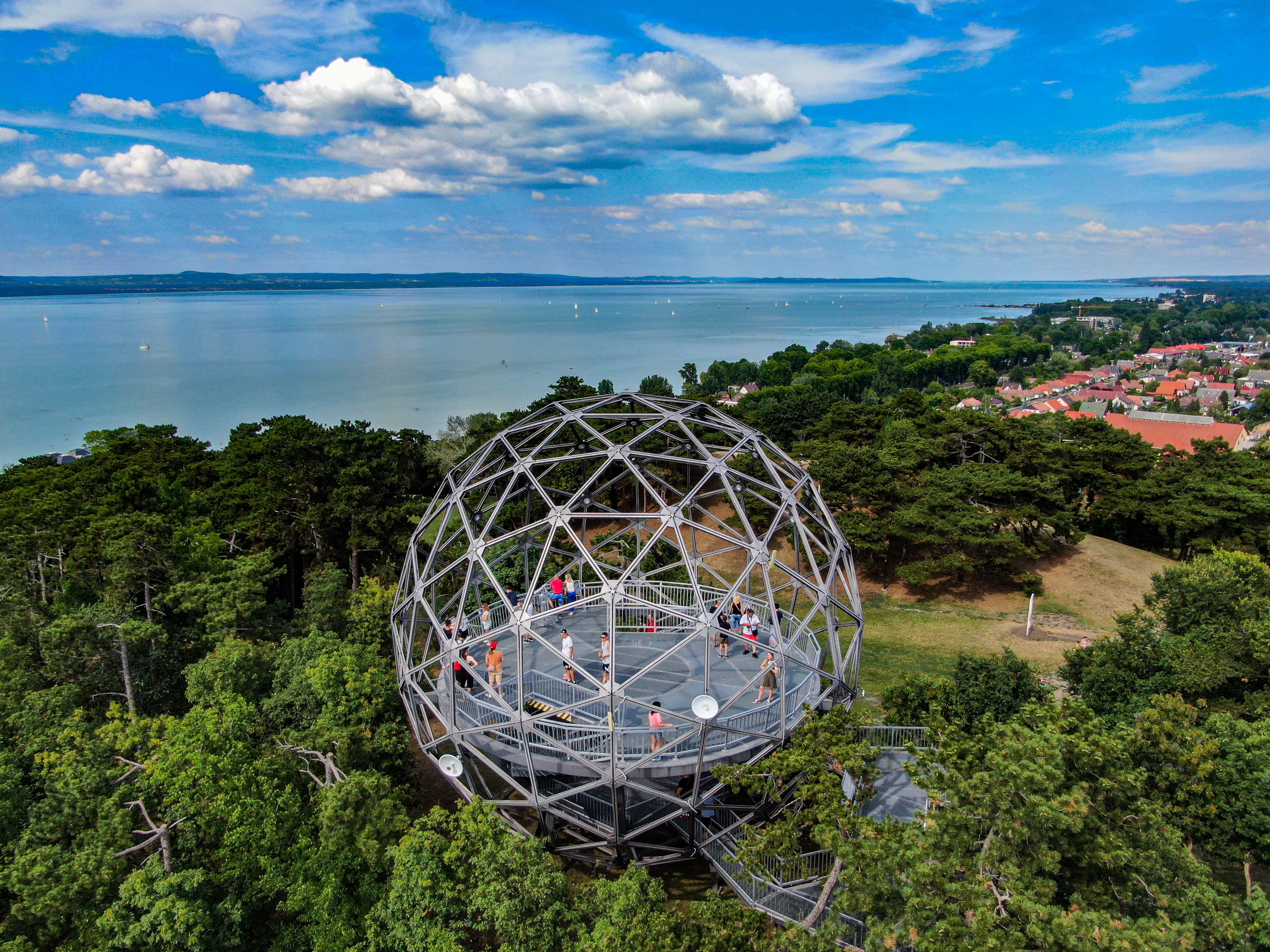 Kvízjáték - Ismerd fel! Balatoni települések - 4. kérdés: Holt található ez a híres kilátó? - Balatonlelle, Boglárlelle, Balatonboglár, Balatonfenyves