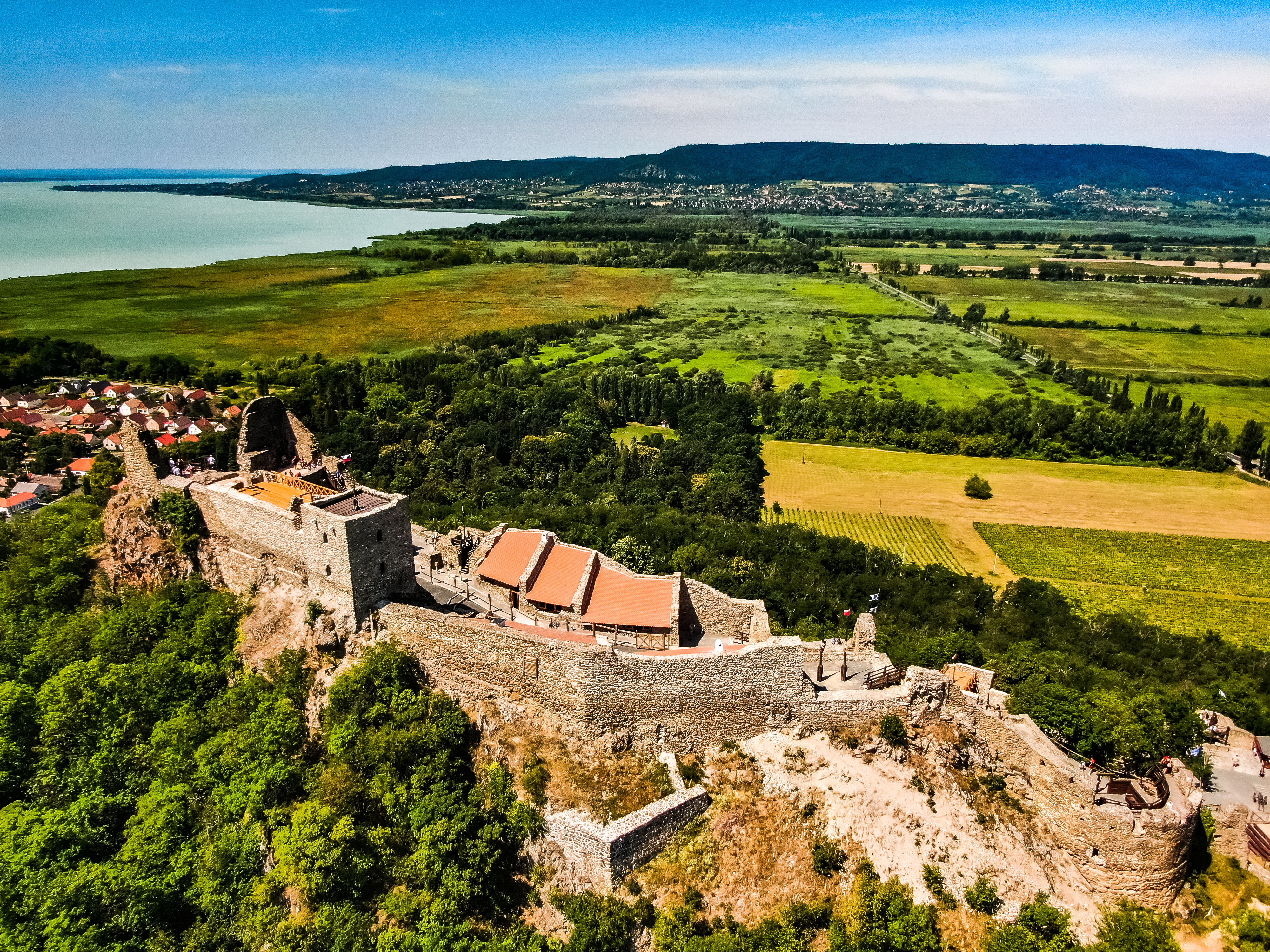 Magyarországom.hu - Kvízjáték - Ismered a Balaton minden bugyrát? - 4. kérdés: Melyik településen található a Balaton váraként számon tartott épület, ami a képen látható? - Nagyvázsony, Szigliget, Fonyód, Keszthely