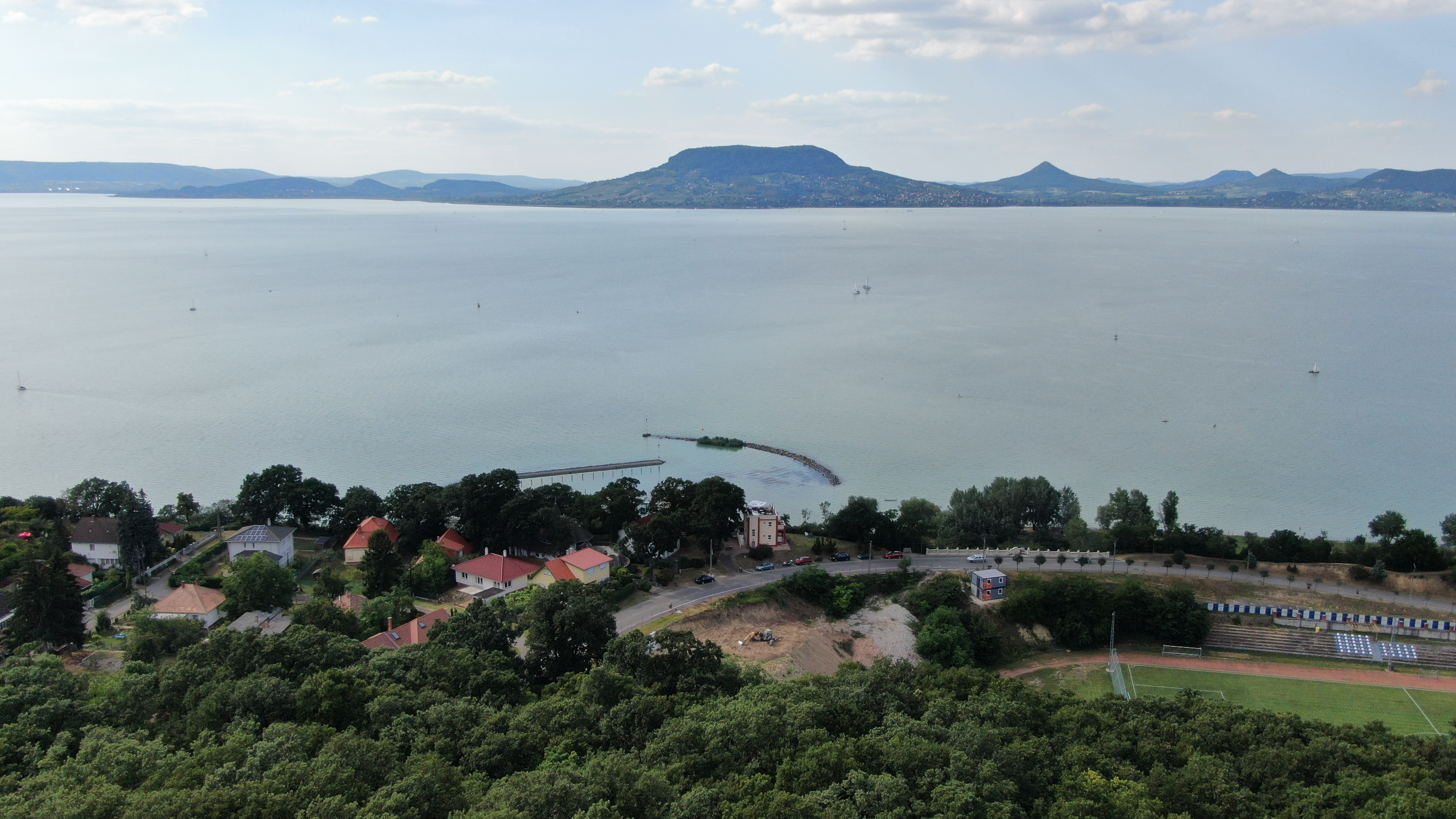 Magyarországom.hu - Kvízjáték - Ismered a Balaton minden bugyrát? - 9. kérdés: Melyik balatoni település vol politikusok kedvenc nyaralóhelye, amire most is villák emlékeznek, és ahol olyan nevek töltötték a nyarat, mint Szinyei-Merse Pál, Bethlen István, vagy éppen a Törley család? - Fonyód, Keszthely, Balatonszemes, Balatonmáriafürdő