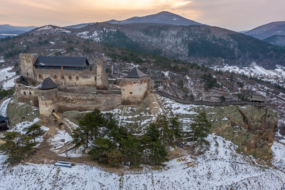 Magyarországom.hu - Kvízjáték - Mennyire ismered hazánk várait? - 6. kérdés: Melyik híres várunk látható a képen? - Vajdahunyad vára, Boldogkői vár, Visegrádi vár