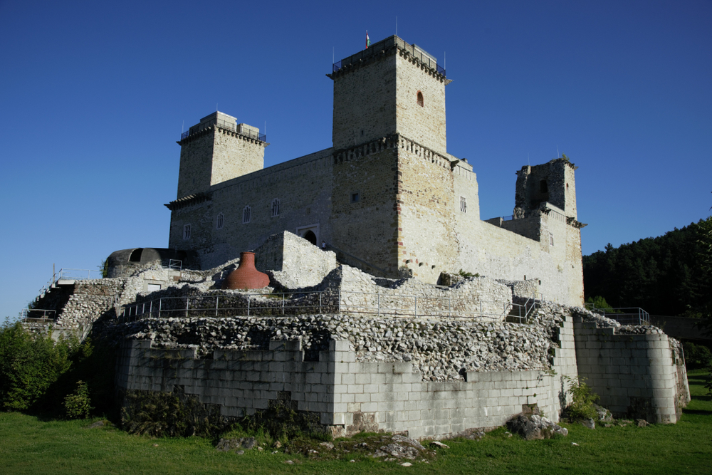 Magyarországom.hu - Kvízjáték - Mennyire ismered hazánk várait? - 4. kérdés: Melyik híres várunk látható a képen? - Egri vár, Somlói vár, Diósgyőri vár