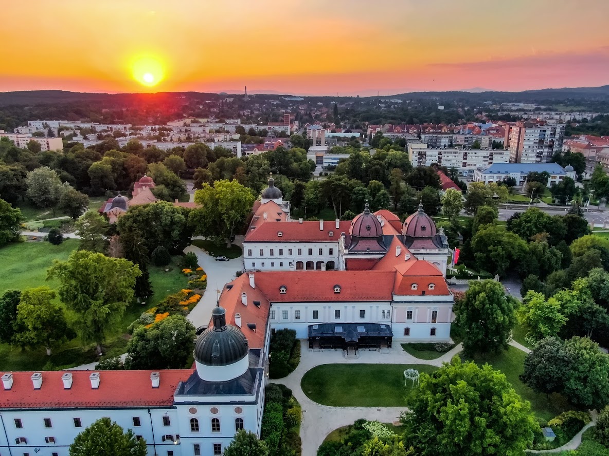 Kvízjáték - Mennyire ismered Magyarországot? - 4. kérdés: Úgy látszik, nem bírunk szabadulni a naplementéktől... Mely városban fotózták ezt a naplementét? - Budapest, Pécs, Balatonfüred, Gödöllő, Tihany
