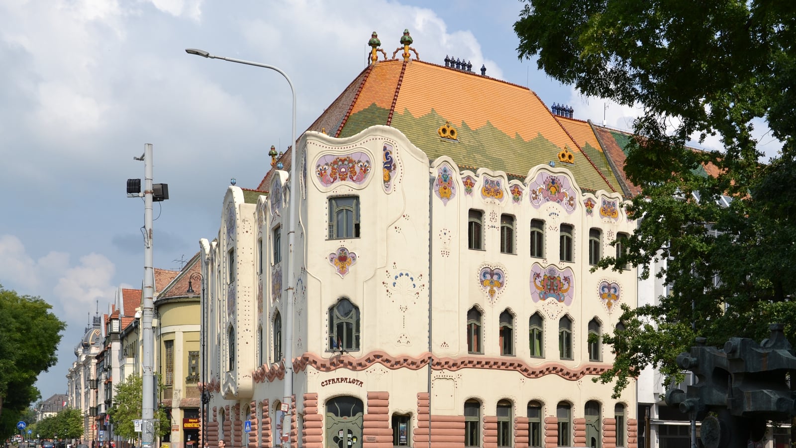 Kvízjáték - Híres magyar műemlékek - 6. kérdés: Melyik híres műemlék látható a képen? - Iparművészeti Múzeum, Kecskeméti Cifrapalota, Debreceni megyeháza