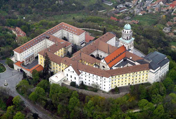 Kvízjáték - Híres magyar műemlékek - 10. kérdés: Melyik híres műemlék látható a képen? - Budapest: Belvárosi plébániatemplom, Győri bazilika, Pannonhalmi Bencés Főapátság