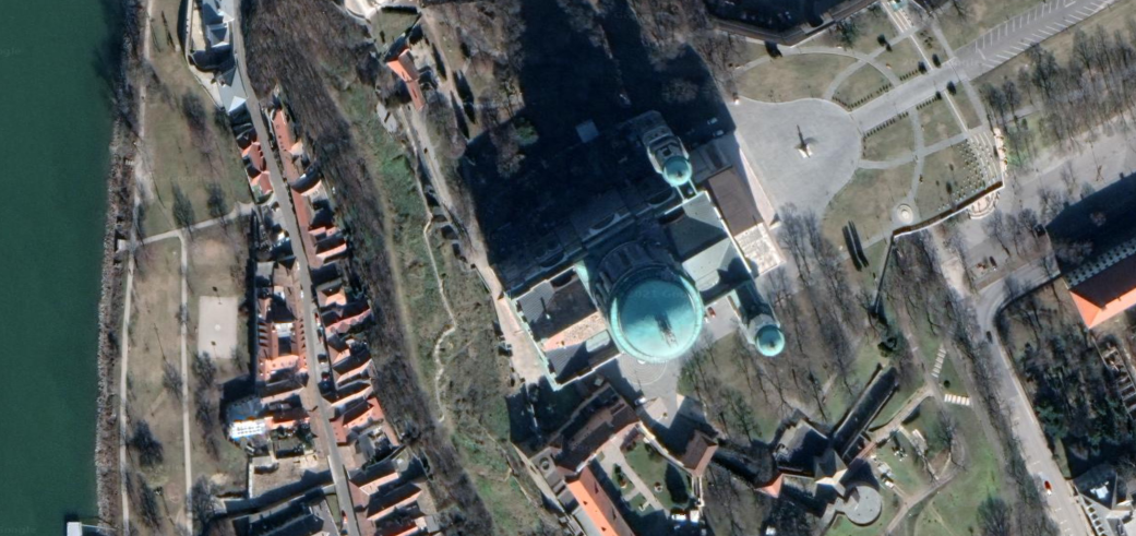 Magyarországom.hu - Kvízjáték - Magyarország madártávlatból - 3. kérdés: Mit láthatunk a képen? - Esztergomi Bazilika, Budai vár, Cifrapalota
