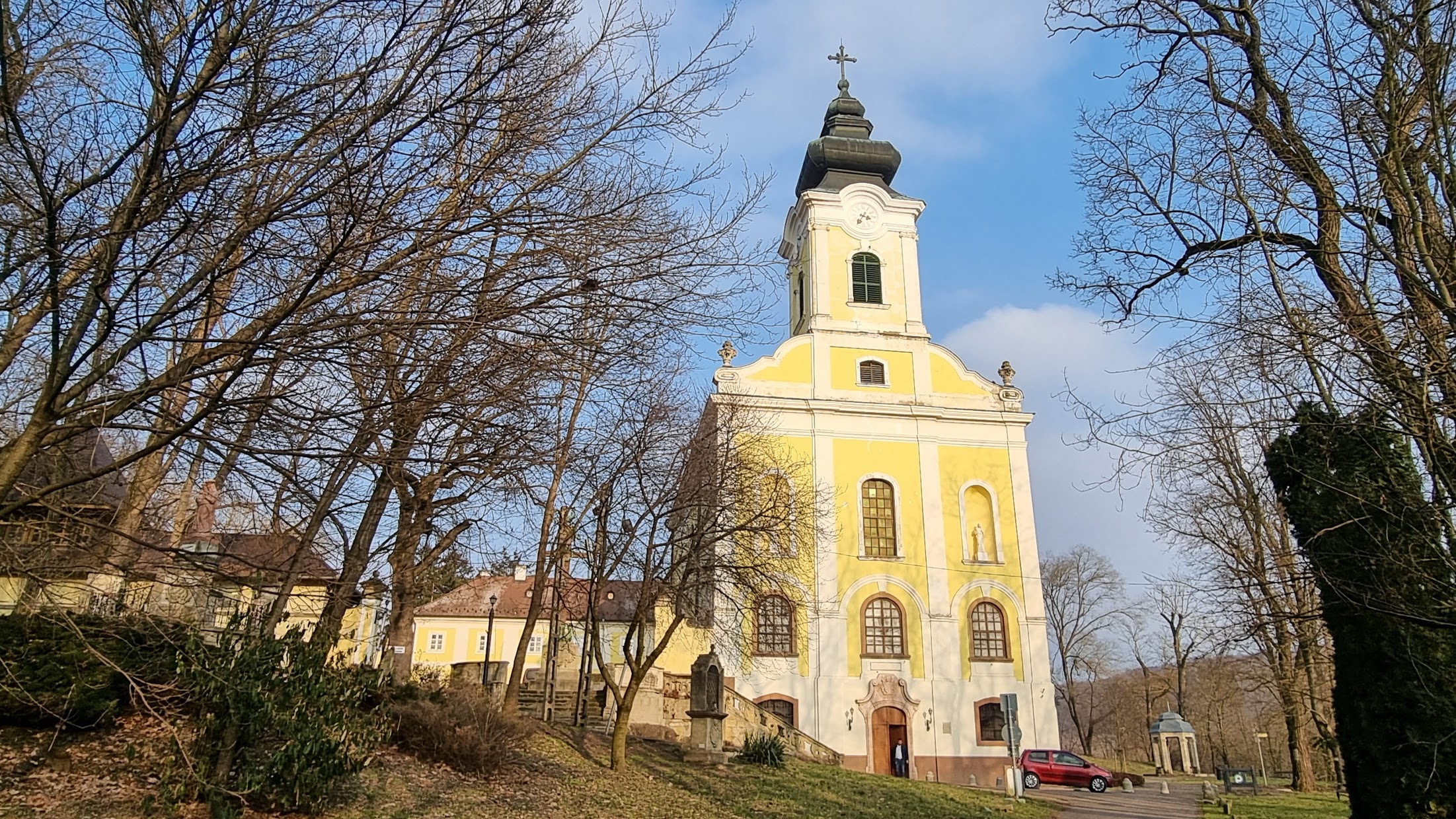 Magyarországom.hu - Kvízjáték - Mennyire ismered Gödöllőt? - 4. kérdés: Mi a képen látható templom neve? - Máriabesnyői Nagyboldogasszony Bazilika, Szentháromság Római Katolikus temolom, Premontrei kápolna, Görögkatolikus templom