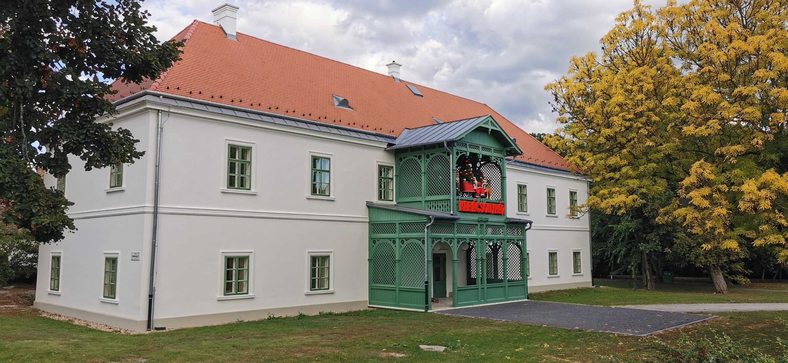 Magyarországom.hu - Kvízjáték - Mennyire ismered Gödöllőt? - 6. kérdés: Mi a képen látható épület neve? - Apácazárda, Vasútállomás, Testőrlaktanya, Hajdú Péter mauzóleum