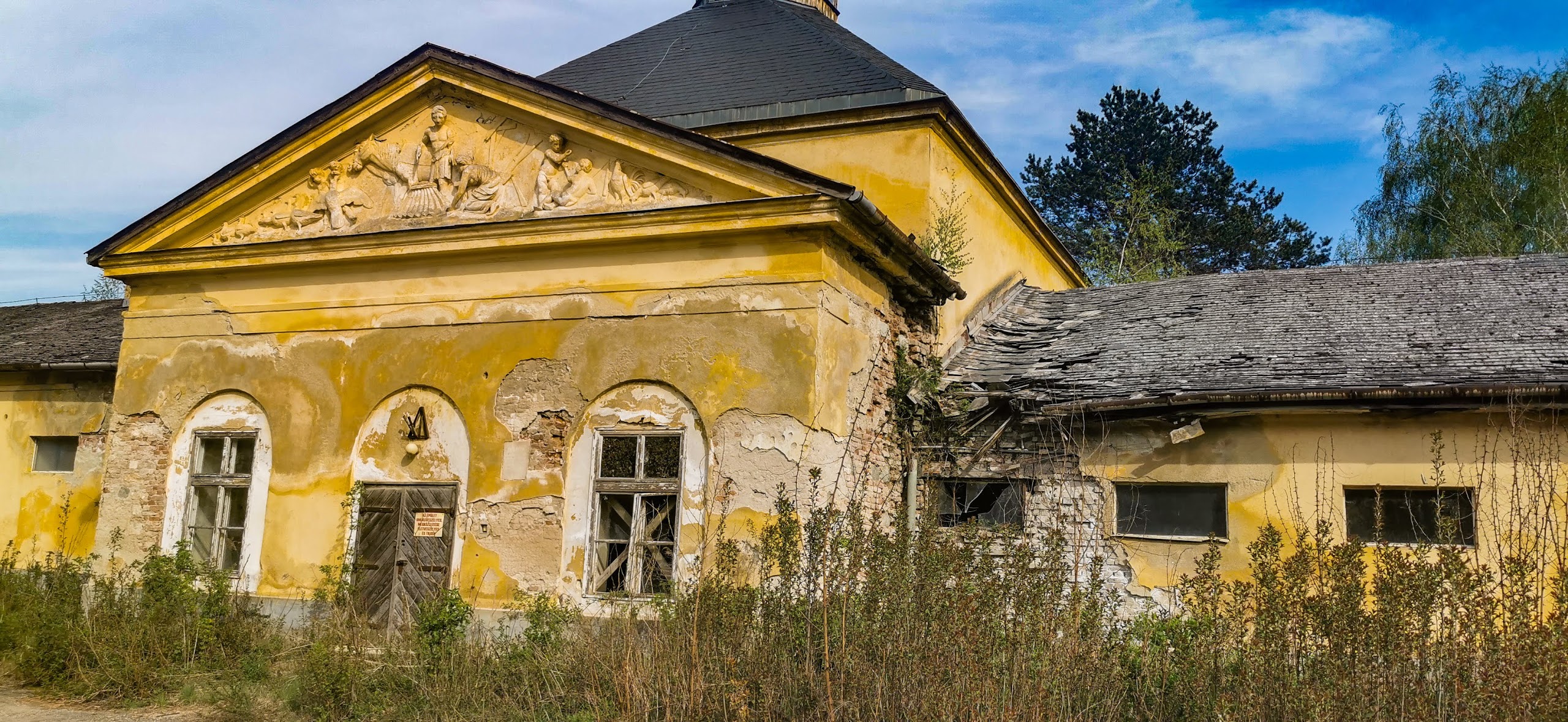 Magyarországom.hu - Kvízjáték - Mennyire ismered Gödöllőt? - 7. kérdés: Mi ez a romos kastély? - Gémesi György háza, Babati Istállókastély, Körzeti orvosi rendelő, Rendőrség