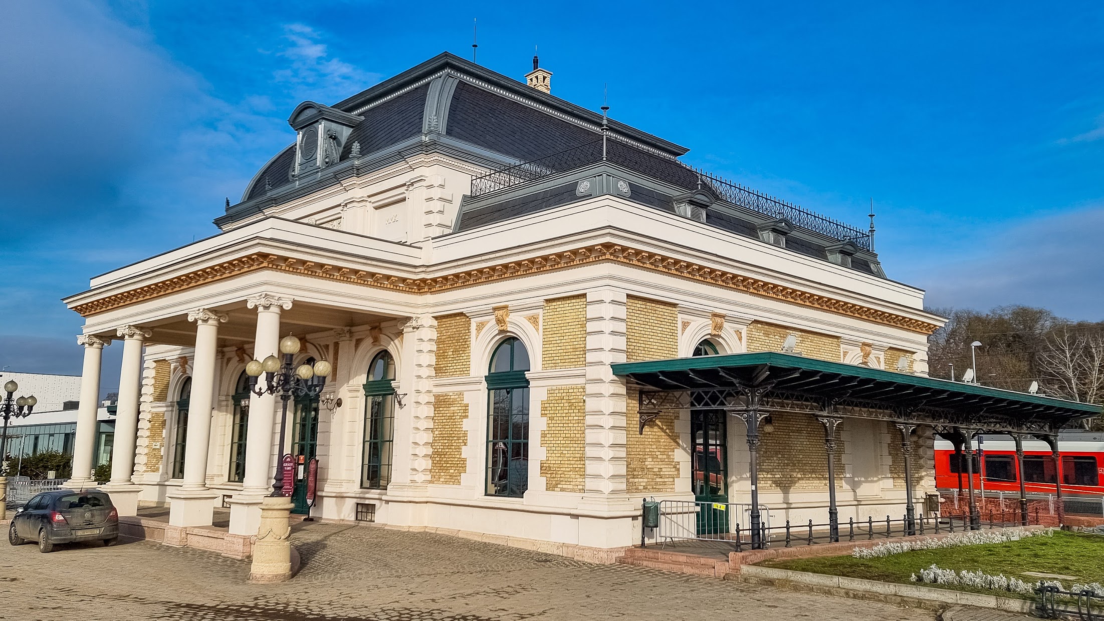 Magyarországom.hu - Kvízjáték - Mennyire ismered Gödöllőt? - 8. kérdés: Melyik állomás van a képen? - Erzsébet Park HÉV megálló, Szabadság tér HÉV megálló, Máriabesnyő vasútállomás, Királyi váró