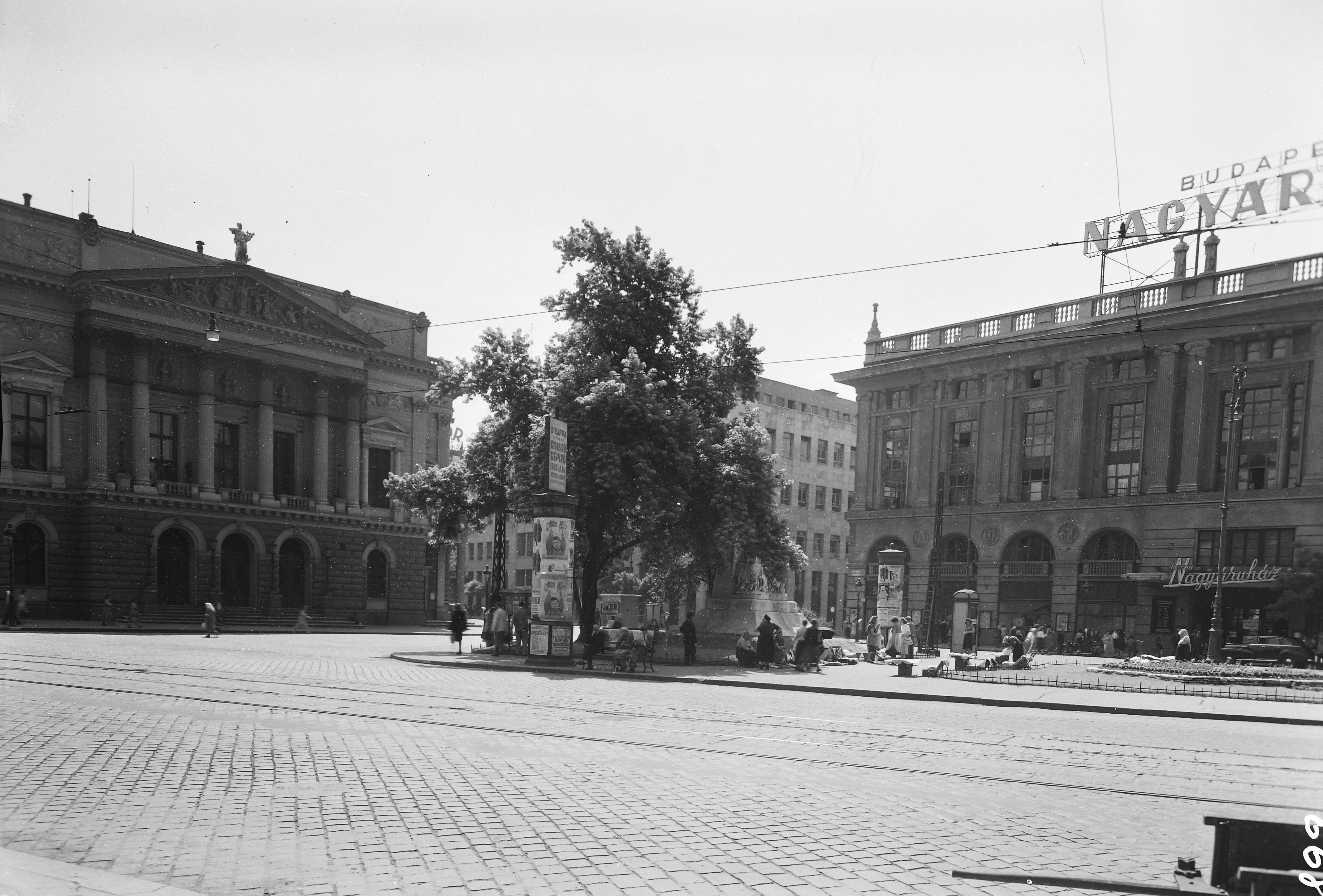 Magyarországom.hu - Kvízjáték Ismerd fel a régi magyar helyeket - 4. kérdés: Budapest első plázája látható a képen. Melyik volt az? Fotó: Fortepan/UVATERV - Westend, Corvin Áruház, Skála, Aréna Pláza