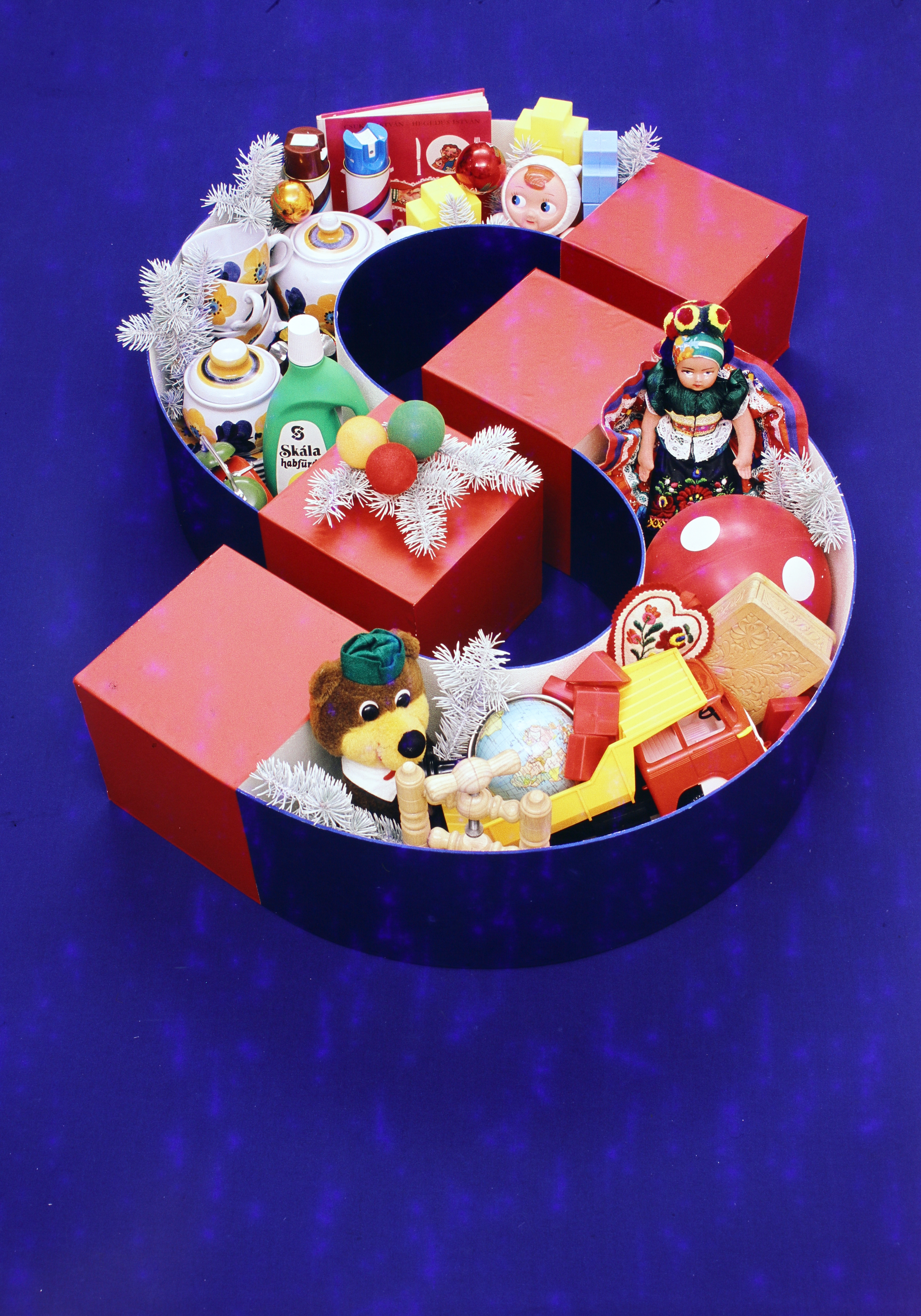 Retro karácsony: a Skálacoop és a Szövetkezeti áruházak karácsonyi reklámplakátjához készült felvétel.