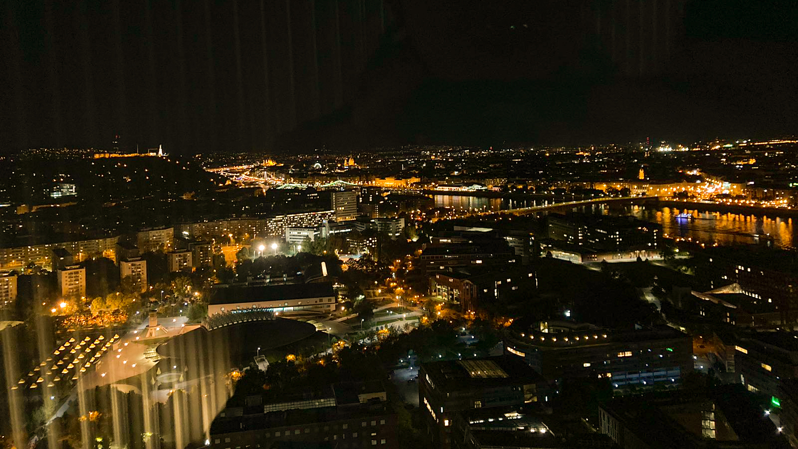 Kilátás a Mol Campusból: Mol torony éjszakai budapesti panoráma