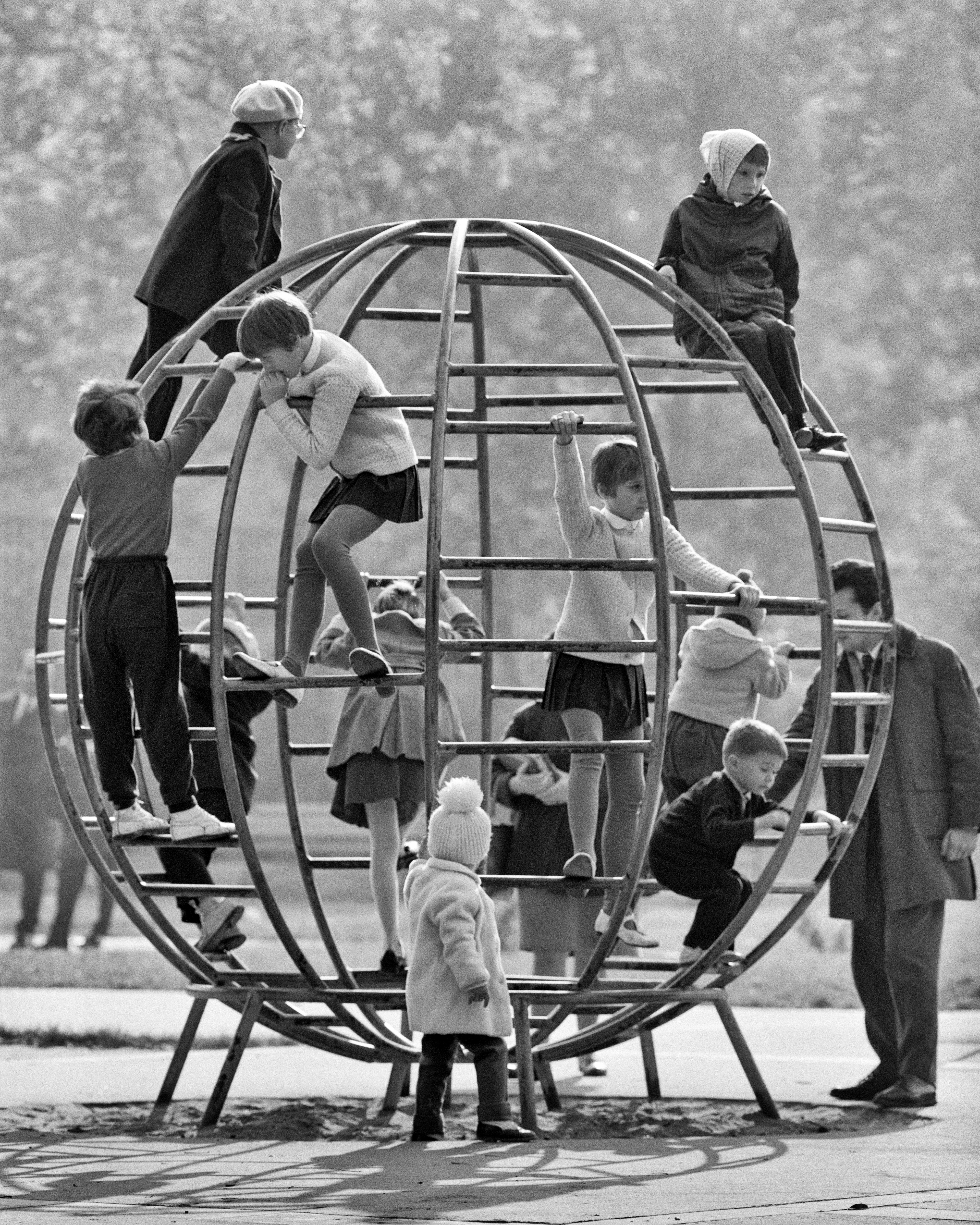 Fortepan / Balla Demeter / Hegyi Zsolt jogörökös adománya Retro gömb mászóka