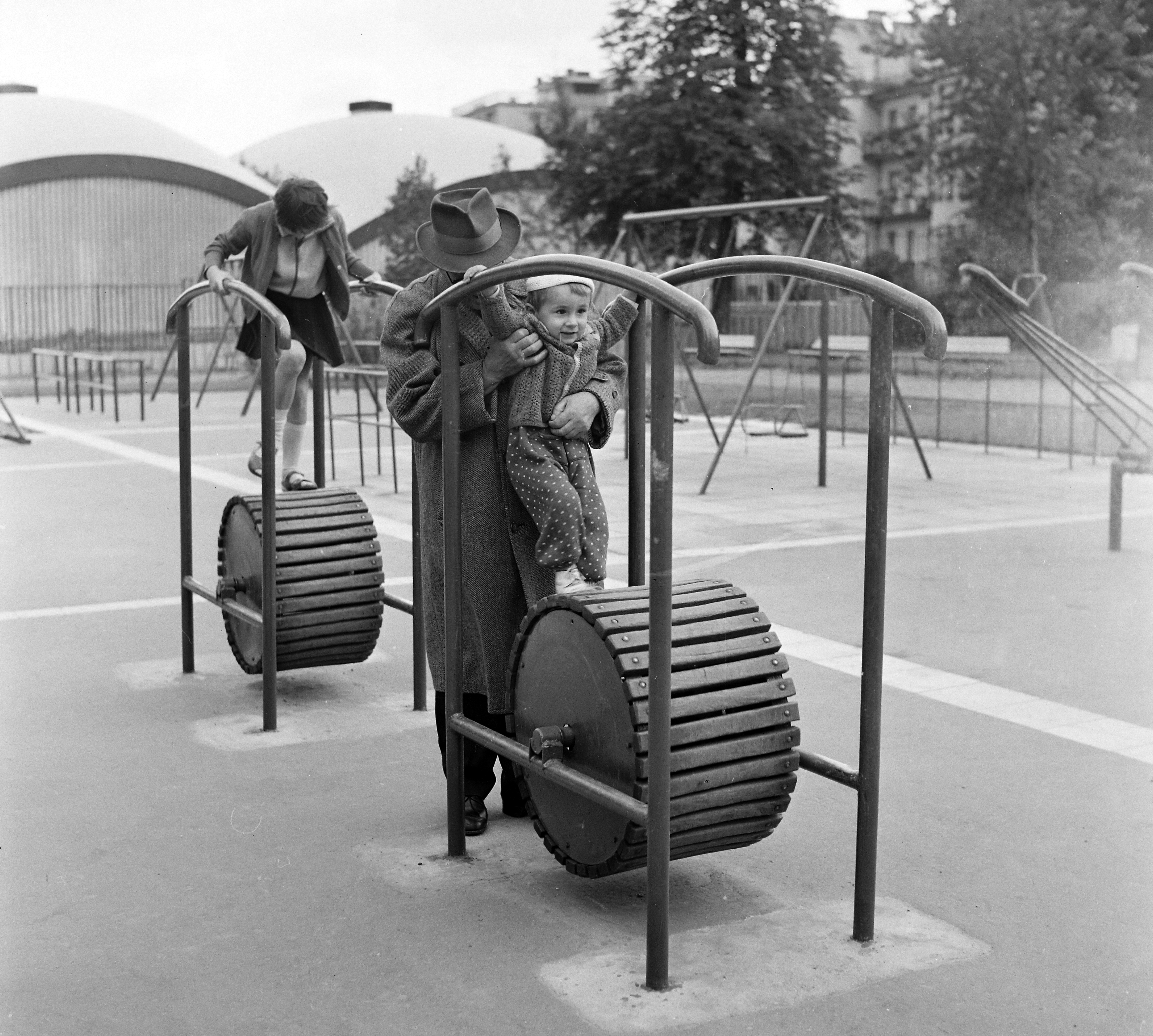 Fortepan / UVATERV Retro játszótér mókuskerék