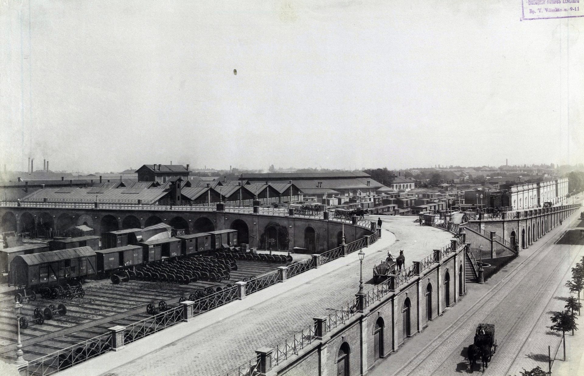 A Ferdinánd híd lejárója a Podmaniczky utcánál 1890 után, balra a Nyugati pályaudvar területe. 82390 Fotó Fortepan_Budapest Főváros Levéltára_Klösz György