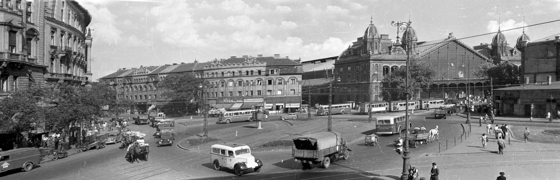 A Nyugati (Marx) tér 1953-ban, szemben a Westend-ház és a Nyugati pályaudvar. Fortepan_UVATERV