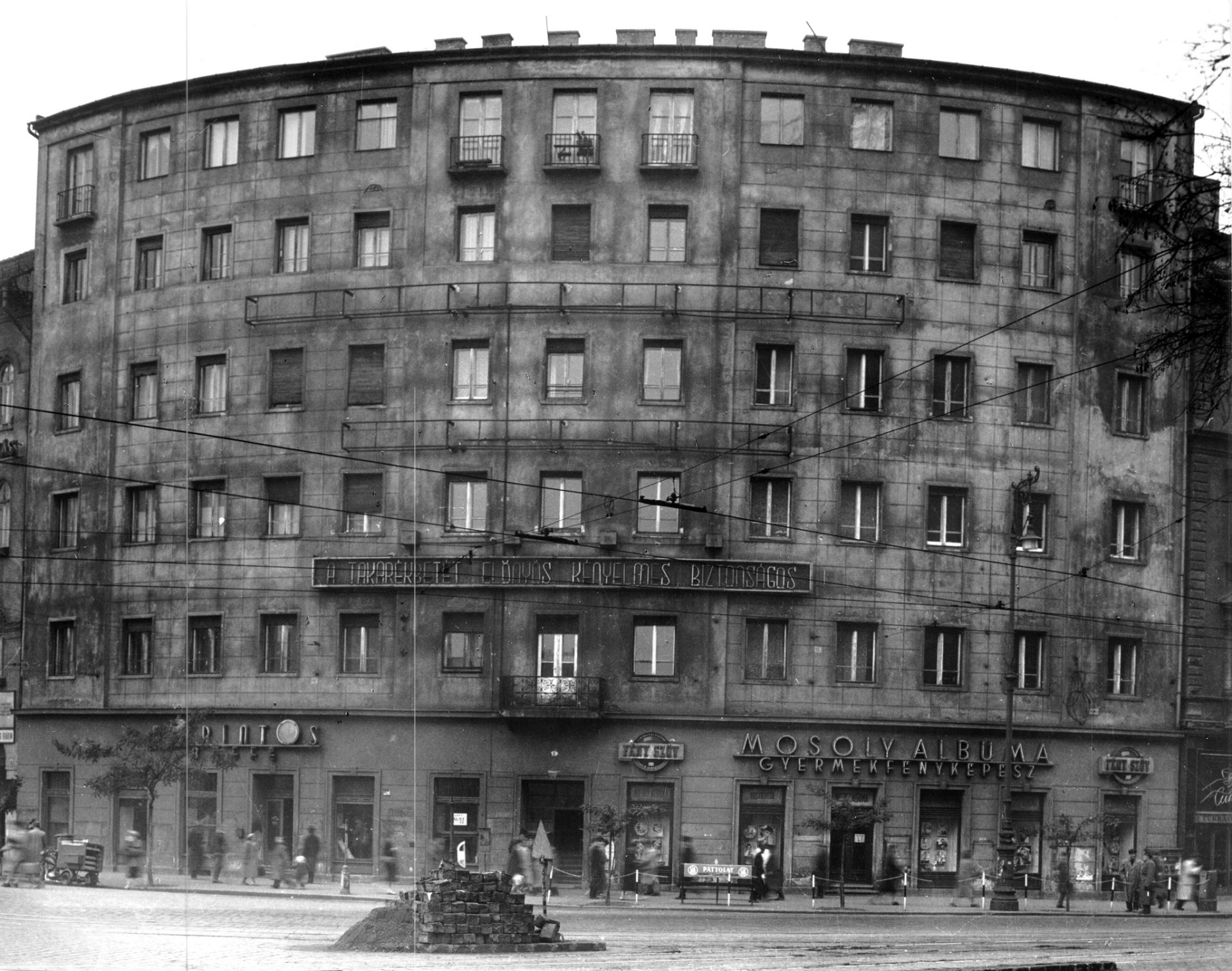 A Nyugati (Marx) tér 6. 1958-ban. Itt már a II. világháború utáni új, plusz emeletekkel megnagyobbított verzióban. Fortepan_Vadas Ernő