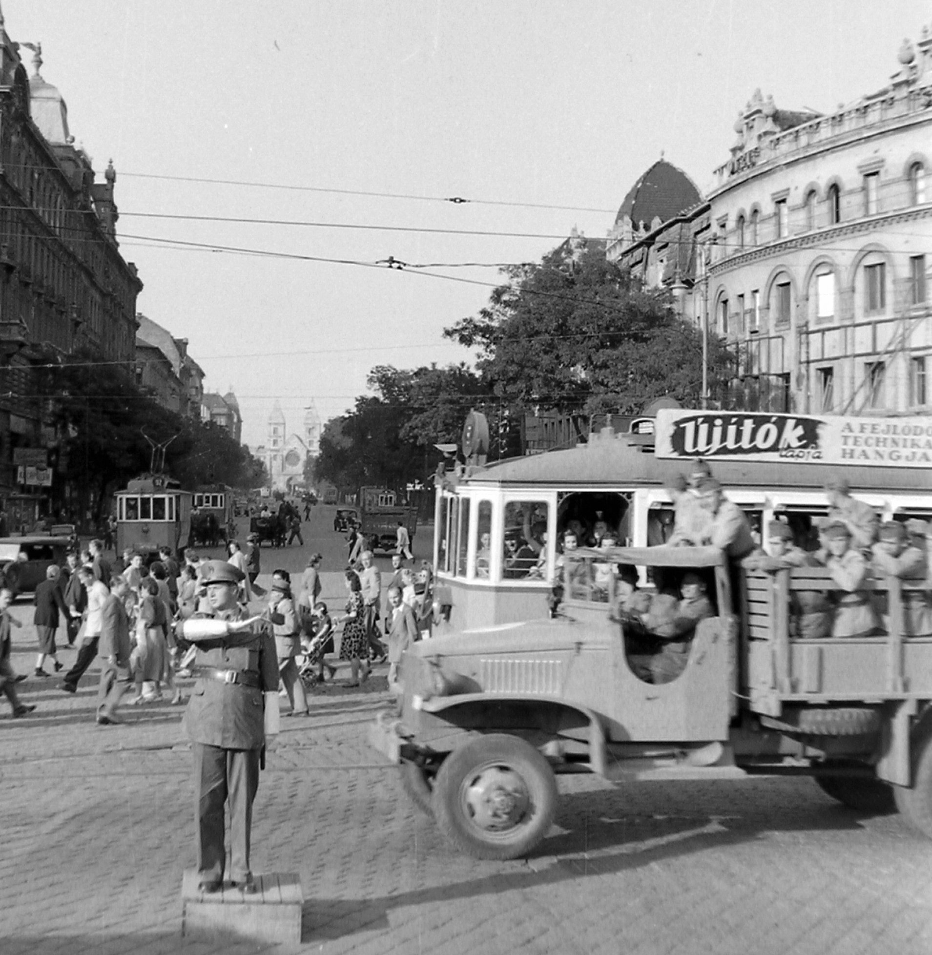 A Nyugati (Marx) tér a Váci út és a Lehel (Ferdinánd) tér felé nézve 1949-ben, jobbra a Westend-ház. 16526 Fotó Fortepan_Magyar Rendőr