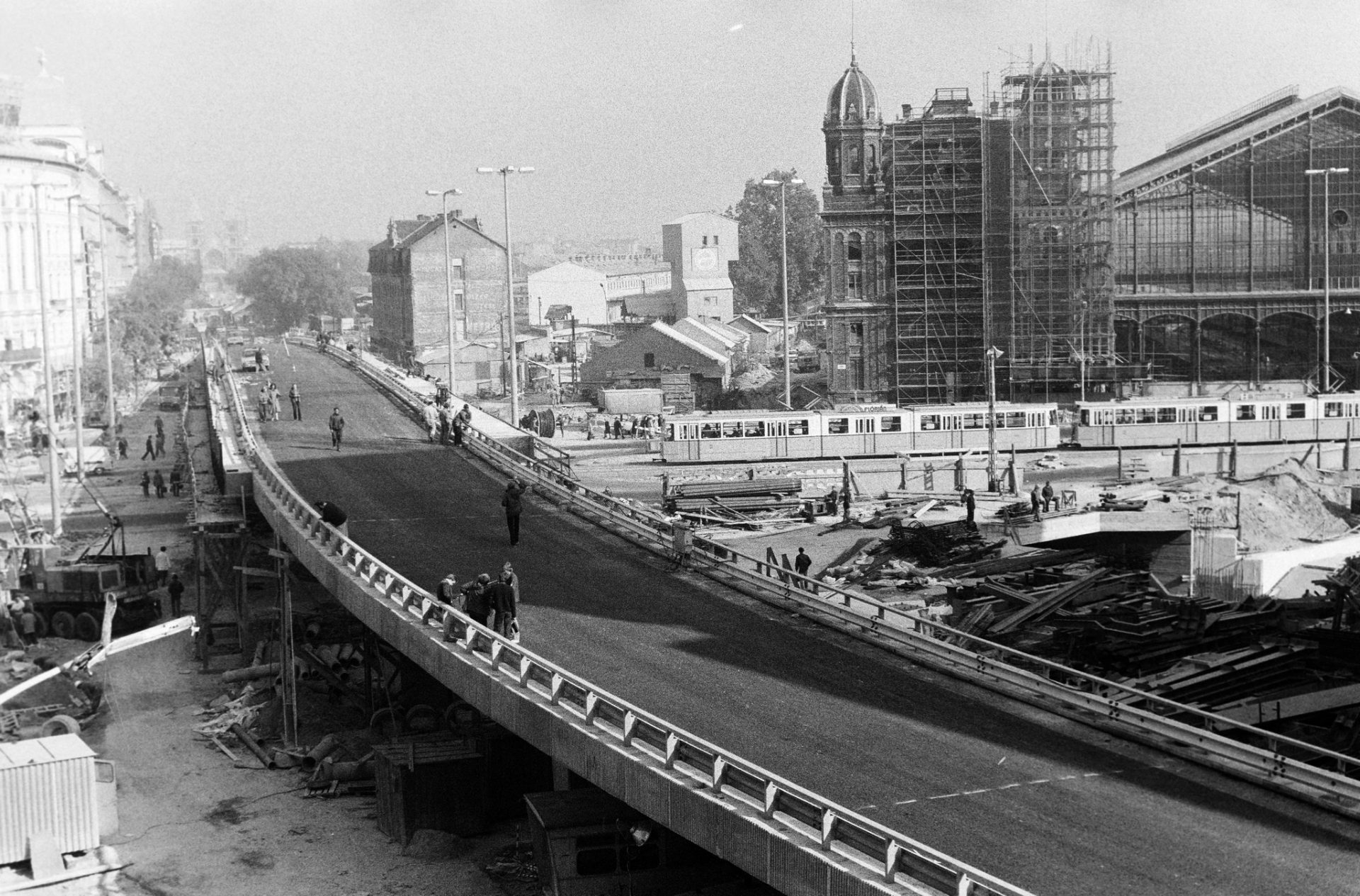 A Nyugati (Marx) téri felüljáró építési munkálatai 1981-ben. Balra a Váci út, szemben a Nyugati pályaudvar. 255299 Fotó Fortepan_Bojár Sándor