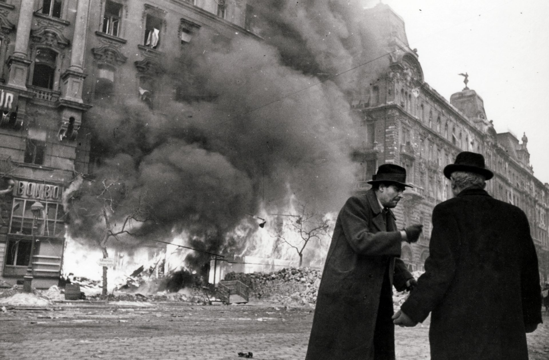 A lángoló Nyugati (Berlini) tér 4. a Váci út felé nézve 1945-ben Fortepan