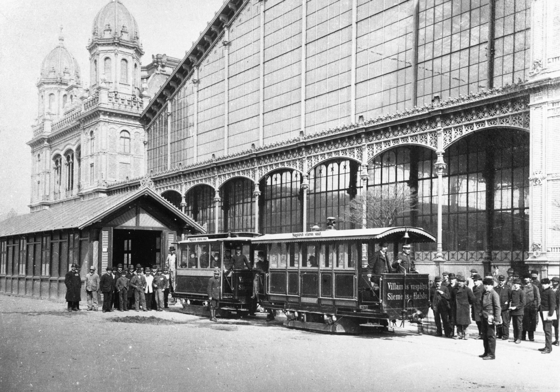 A nagykörúti próbavillamos végállomása a Nyugati pályaudvar előtt 1887-ben Fortepan_Samllai Tibor