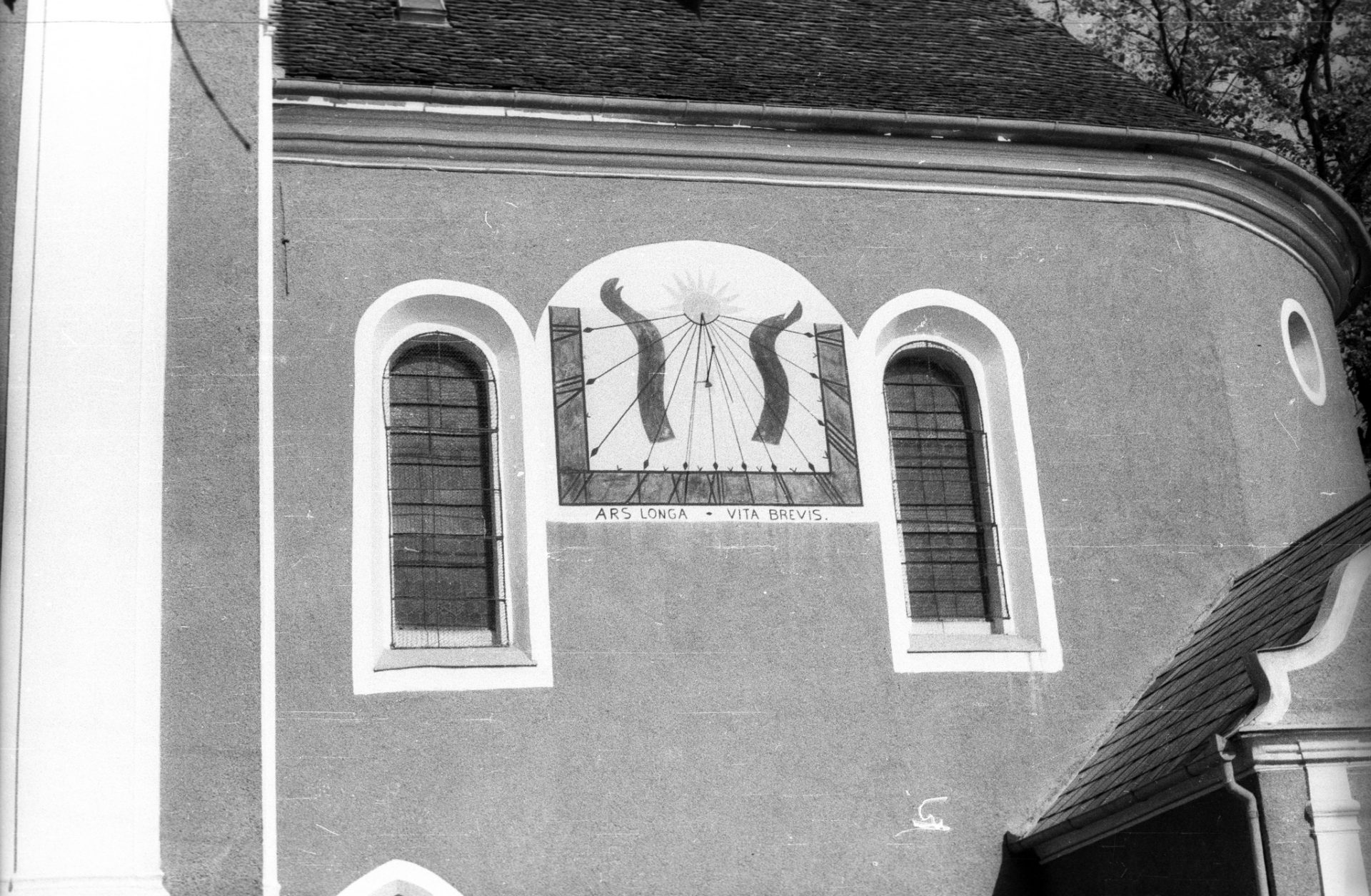 Napóra a máriagyűdi kegytemplom oldalán 1980-ban. 118574 Fotó Fortepan  Slachta Krisztina