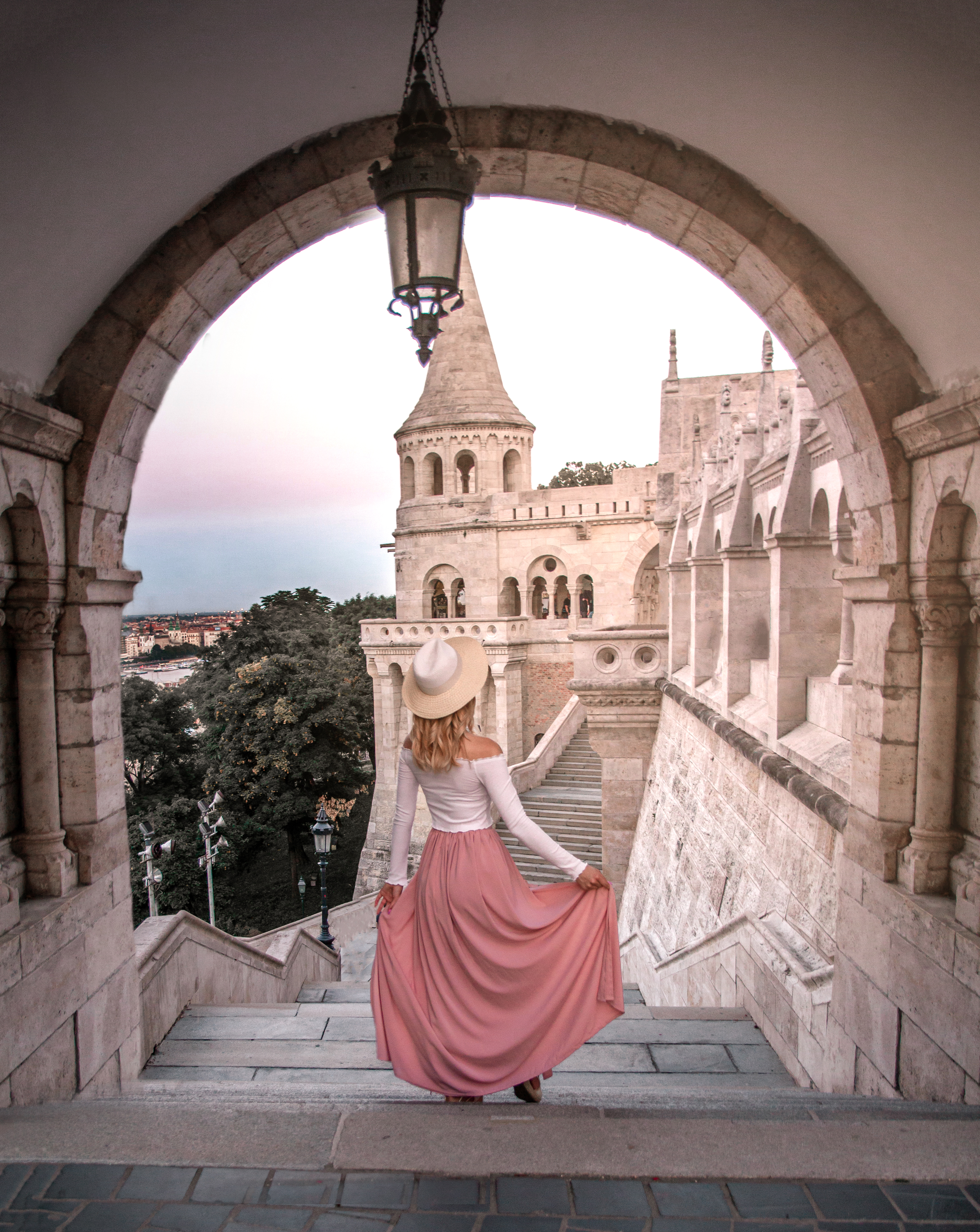 Rózsaszín ruhás nő a Halászbástyánál Nő rózsaszín ruhában a Halászbástyánál
