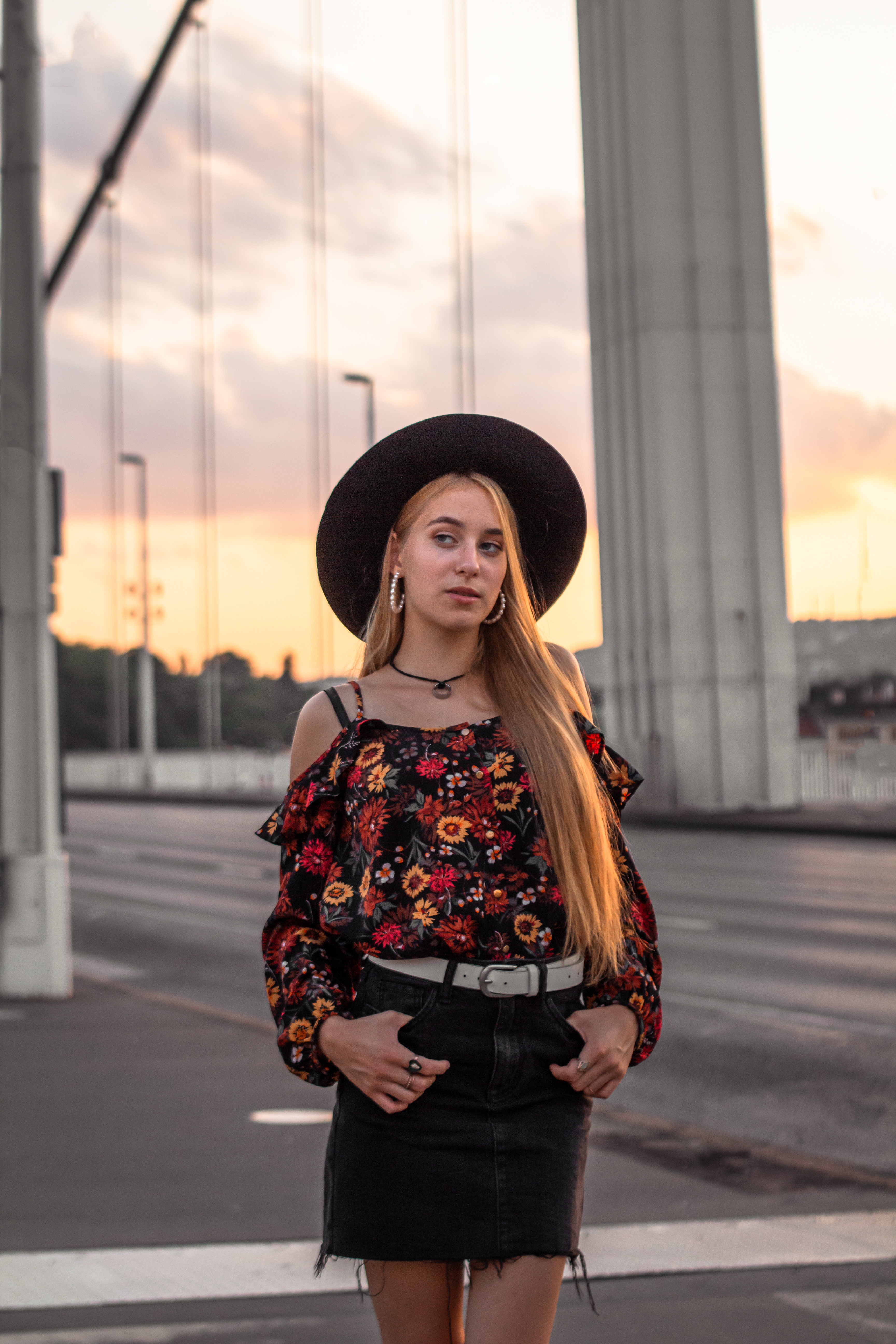 Erzsébet híd Lány pózol az Erzsébet hídon