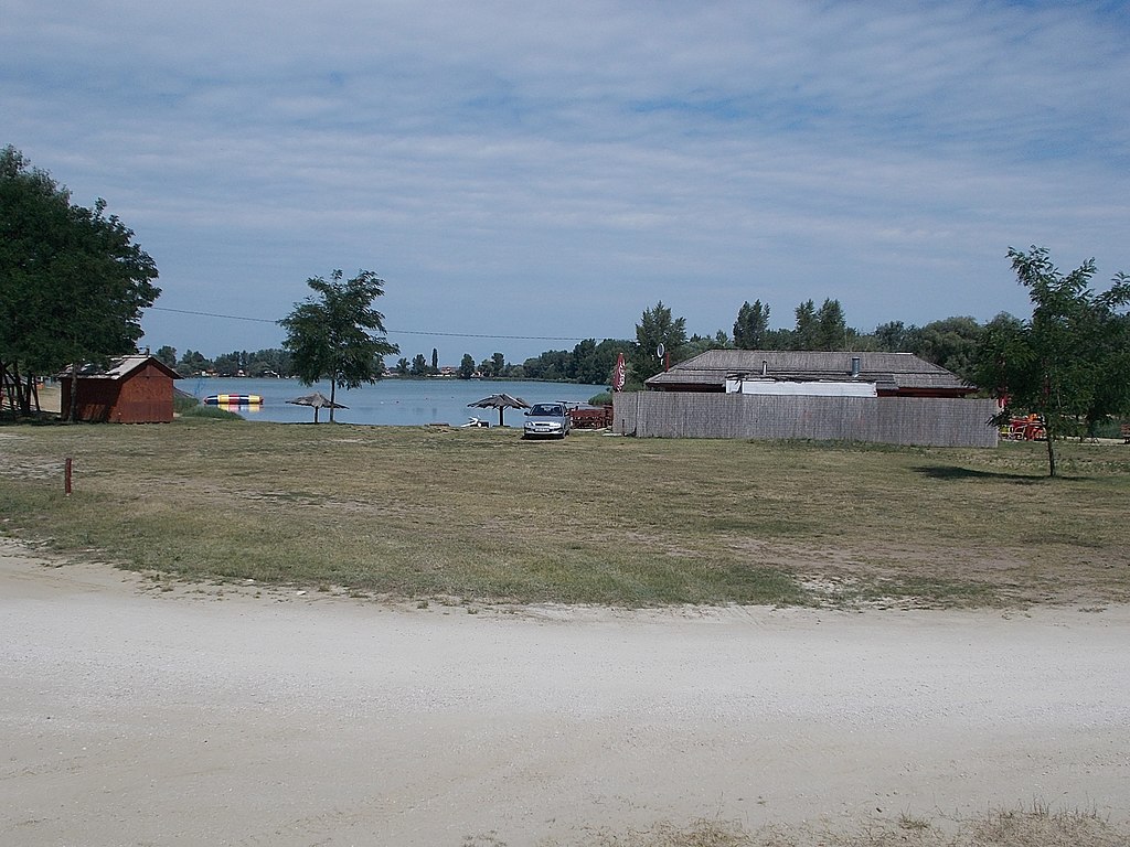 a Palatinus-tó homokos partja